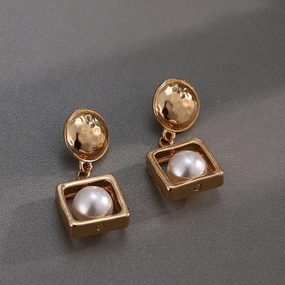 ๐LAST ONEโจGold Drop Earrings with Pearl ๐ - Picture 4 of 5